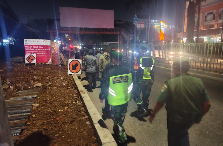 Hadir di Tengah Masyarakat, Babinsa Koramil 01/Kranji Bersama Linmas Sisir…