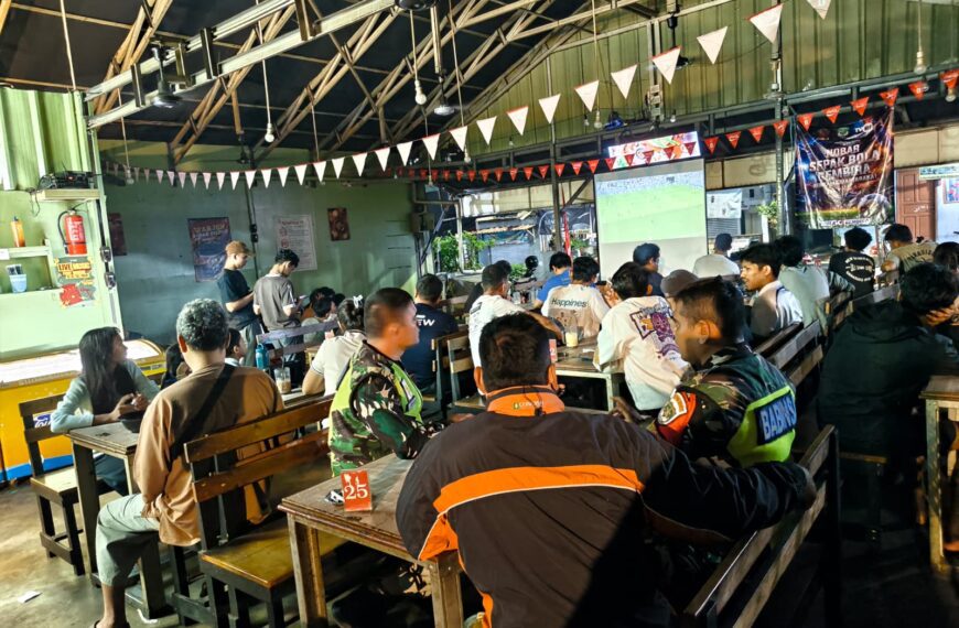 Nonton Bareng Piala Dunia, Babinsa Koramil 02/Pondok Gede Bangun Kedekatan…