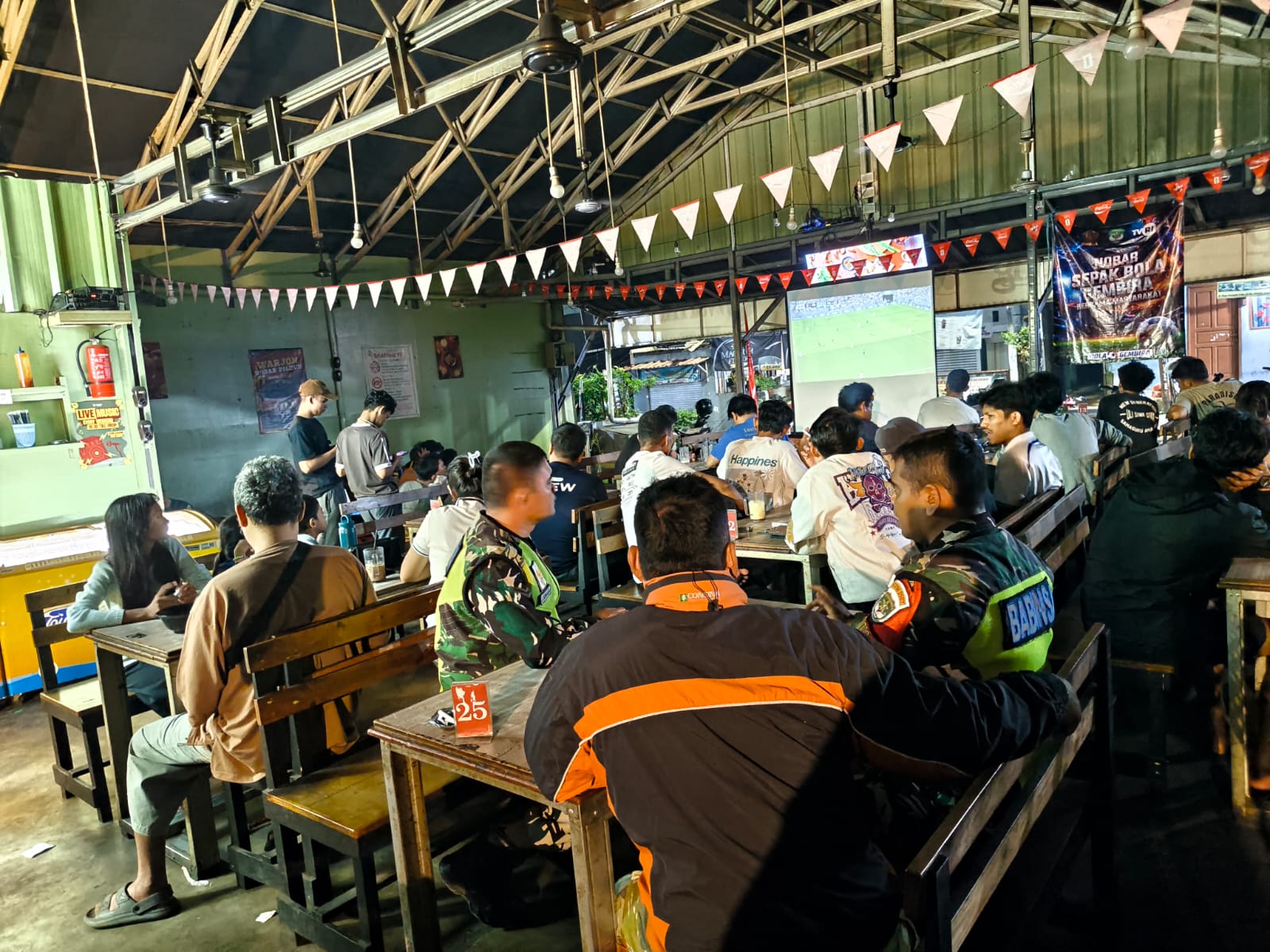 Nonton Bareng Piala Dunia, Babinsa Koramil 02/Pondok Gede Bangun Kedekatan dengan Warga