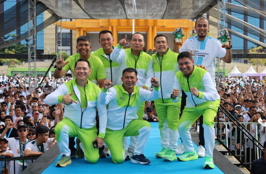 Komandan Bersama Prajurit Lanal Dumai Meriahkan Riau Bhayangkara Run 2026,…