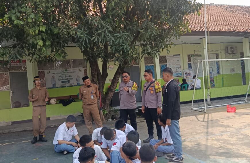 Bhabinkamtibmas Medansatria Binakan Siswa SMK Ekuin Jayakarta Jelang Lomba Yel-Yel…