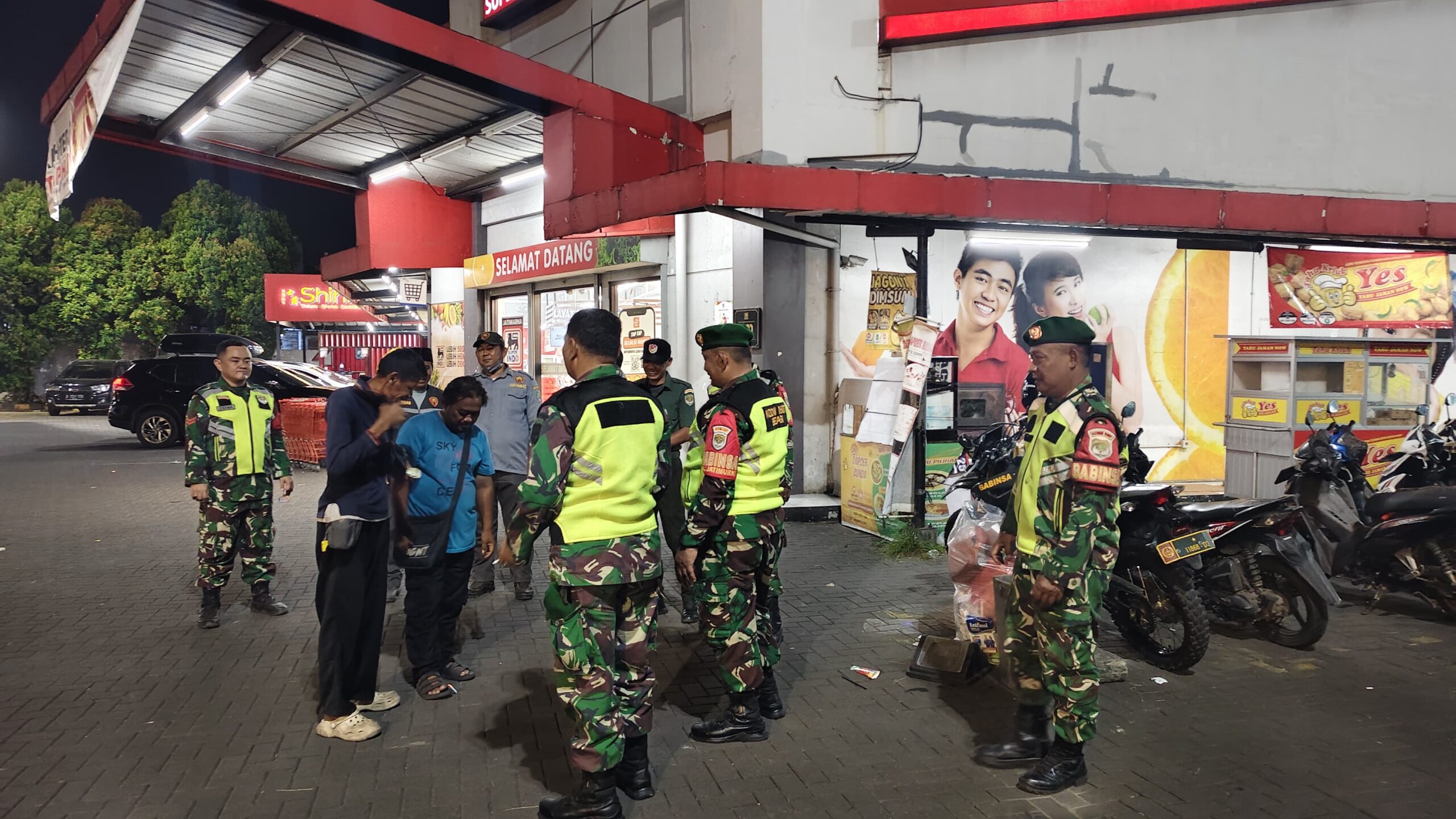 Patroli Menyentuh Titik Rawan, Koramil 02/Pondok Gede Tingkatkan Pengawasan Malam Hari Bersama Polri dan Linmas