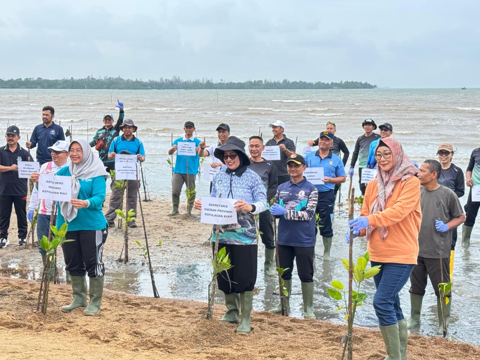 Danlanal Bintan Wakili Dankodaeral IV Hadiri Aksi Penanaman Mangrove Serentak Hari Mangrove Sedunia 2026