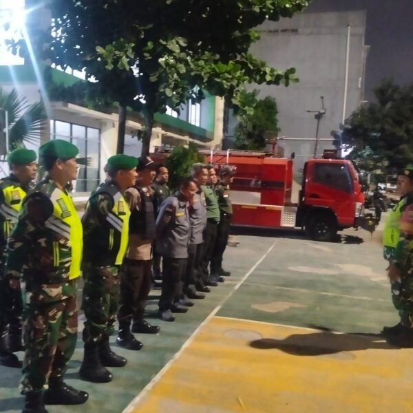 Patroli Malam Bersama, Koramil 01/Kranji Pastikan Keamanan Lingkungan&hellip;