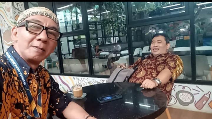 Silaturahmi Hangat di Teras Kantin MA: Ketua Dewan Penasehat Budi Rahardjo dan Ketum FORSIMEMA-RI Syamsul Bahri Bahas Penguatan Sinergi & Integritas Media