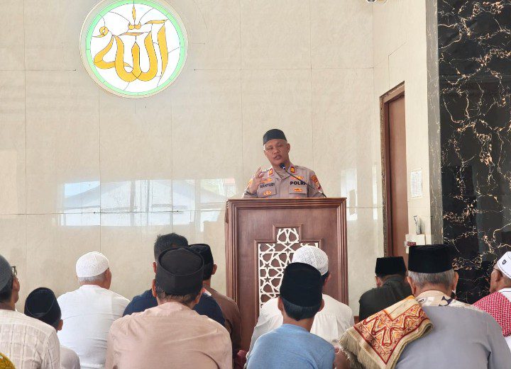 Kapolsek Bekasi Barat Salat Jumat Bersama Warga, Ajak Jaga Kondusivitas Kamtibmas Melalui Program Jaga Jakarta On The Spot