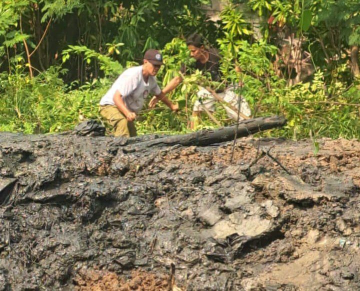 Warga RT 10 Perum Kirana Gotong Royong Uruk Kali Antisipasi Banjir