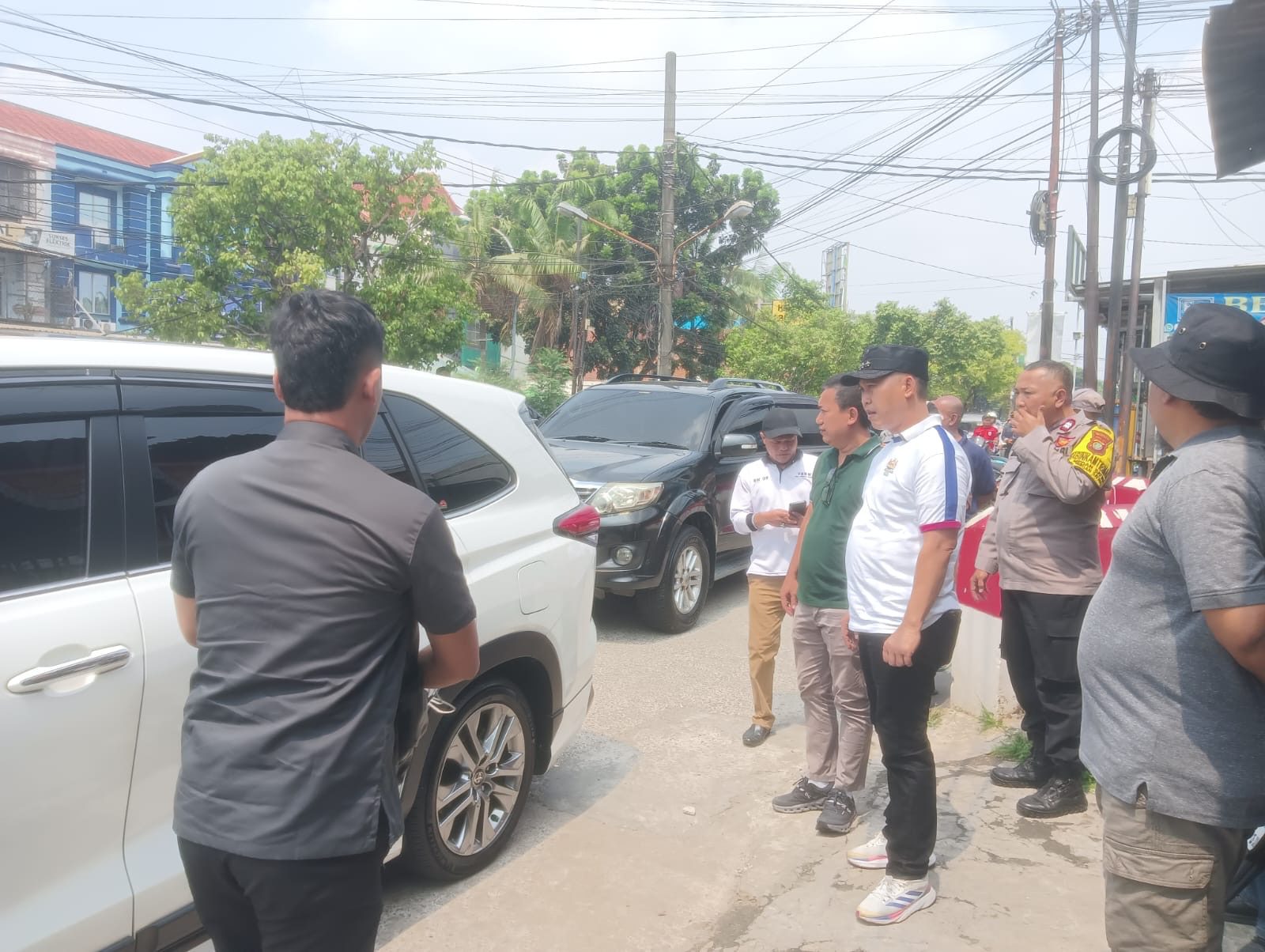 Dampingi Kunjungan Wali Kota Bekasi, Bhabinkamtibmas Kelurahan Medansatria Bahas Penanganan Banjir.