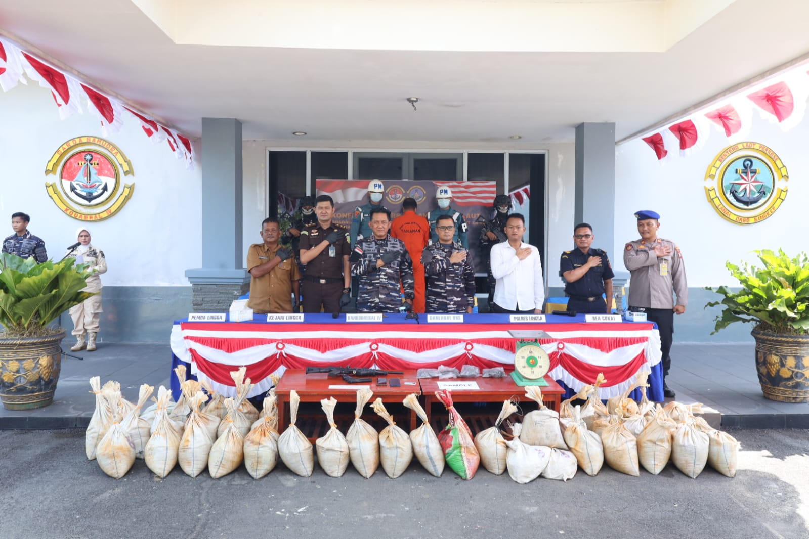 TNI AL Gagalkan Penyelundupan 1,6 Ton Pasir Timah Ilegal Bermodus Keramba Apung, Selamatkan Potensi Kerugian Negara Rp1,33 Miliar