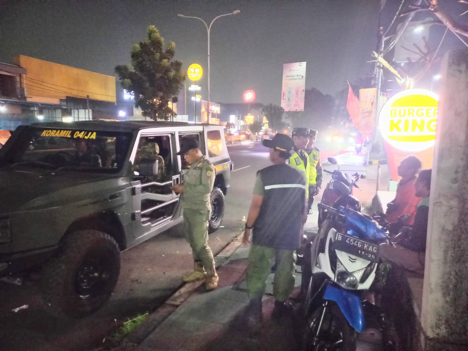 Sinergitas Aparat, Patroli Malam Koramil 04/Jati Asih Perkuat Keamanan dan Kenyamanan Lingkungan