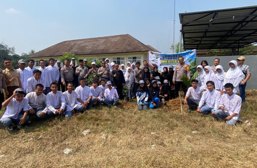 Polsek Setu Hadir Bersama Masyarakat, Belasan Pohon Ditanam…