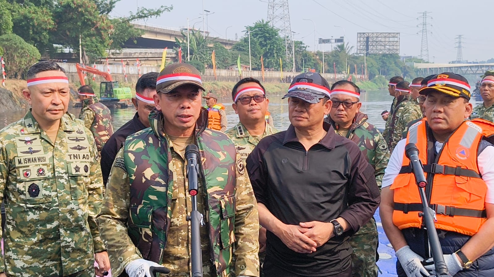 Sambut HUT ke-81 RI, Pangdam Jaya dan Kapolda Metro Jaya Pimpin Karya Bakti Bersihkan Sungai di Jakarta Utara