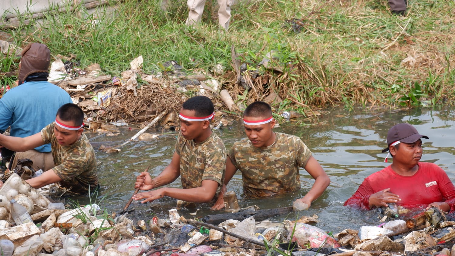 Susur Sungai dan Bersih-Bersih Sungai Kelurahan Harapan Baru, Wujud Nyata Semarak HUT RI ke-81 di Wilayah Kodim 0507/Bekasi