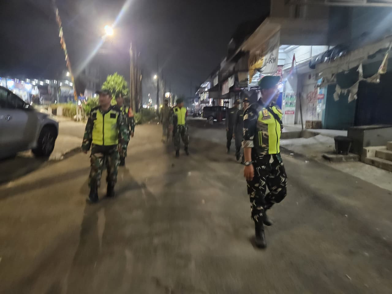 Patroli Malam Koramil 02/Pondok Gede Bersama Aparat Gabungan Berikan Rasa Aman kepada Warga