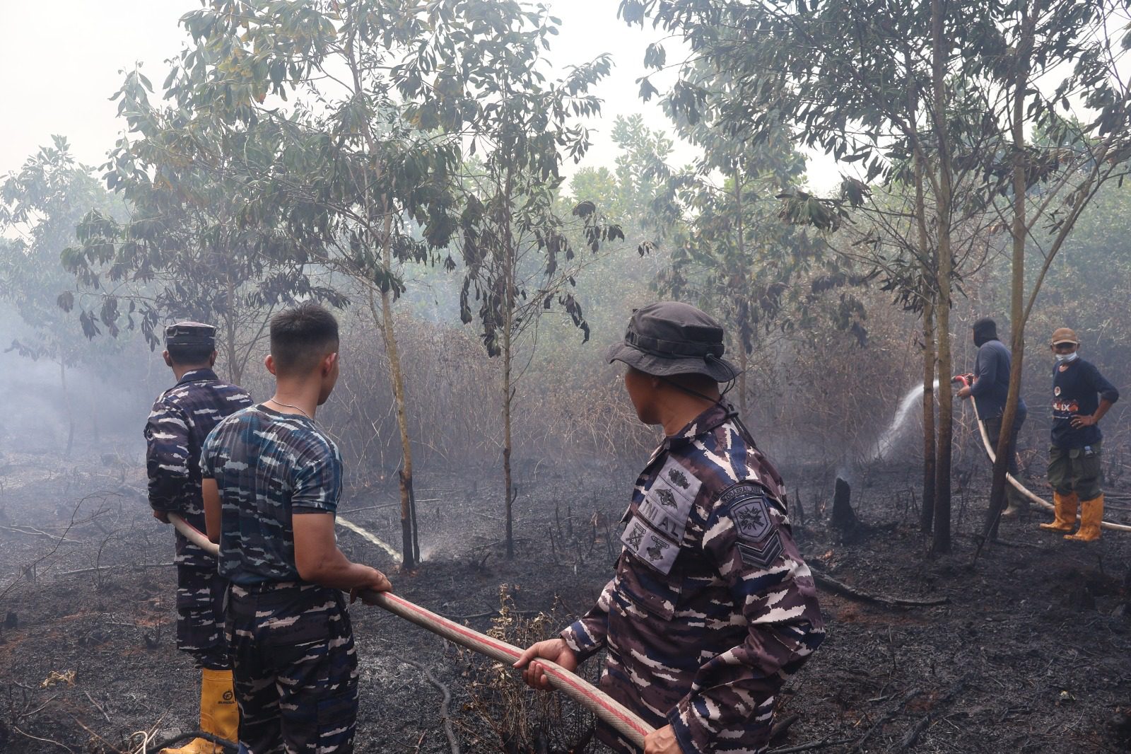 Respons Cepat, Lanal Banjarmasin Bersama Tim Gabungan Lokalisir Karhutla di Guntung Damar