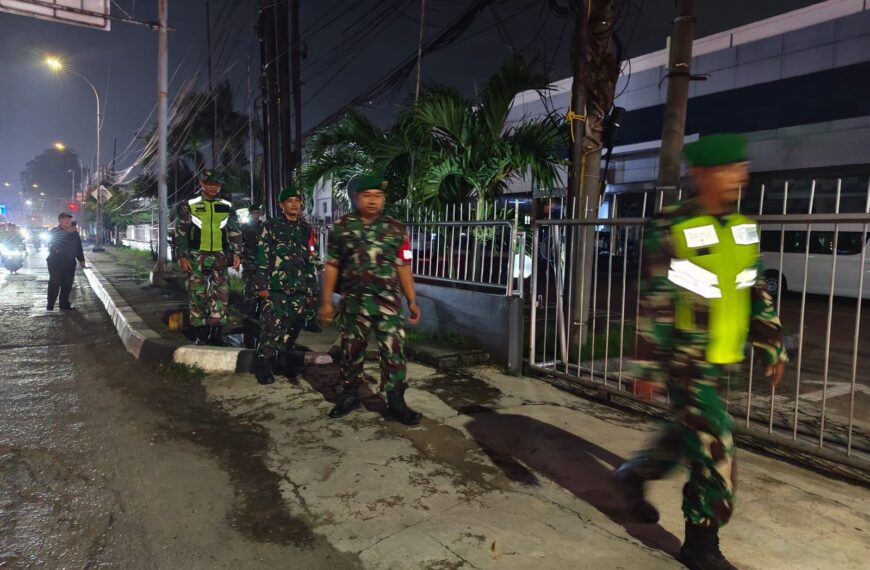 Patroli Malam Bersama, Koramil 01/Kranji Pastikan Keamanan Lingkungan Tetap Terjaga