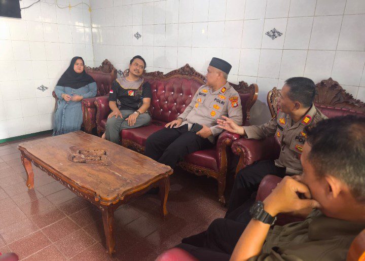 Empati dan Peduli Kapolsek Bekasi Barat Menjenguk Anggota…