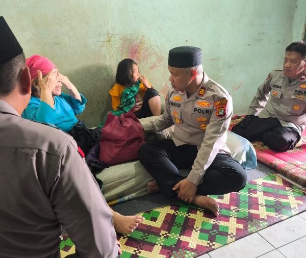 Kunjungi Warga Yang Sakit Dan Lansia Kapolsek Bekasi…