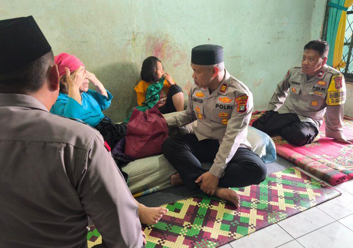 Kunjungi Warga Yang Sakit Dan Lansia Kapolsek Bekasi Barat Salurkan Bantuan