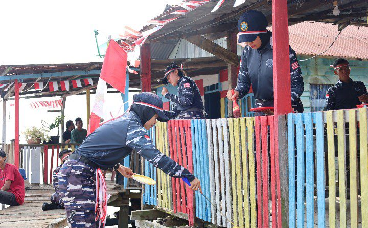 Hadirkan Semangat Pengabdian di Kampung Nelayan, Danlanal Dumai Pimpin Aksi Bakti Sosial dan Bersih Pantai