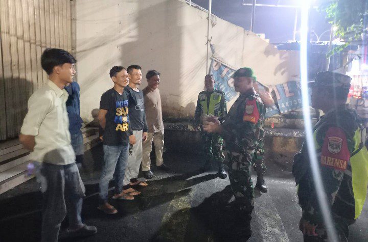Malam Hari Tetap Siaga, Koramil 04/Jati Asih Bersinergi Amankan Wilayah Binaan