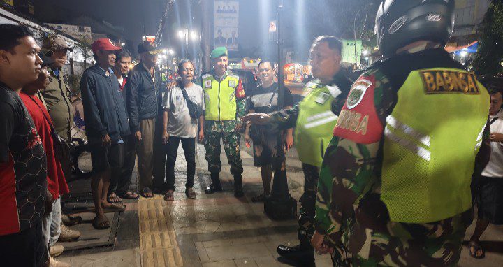 Patroli Sinergis Malam Hari, Koramil 02/Pondok Gede Antisipasi Gangguan Kamtibmas di Wilayah Binaan