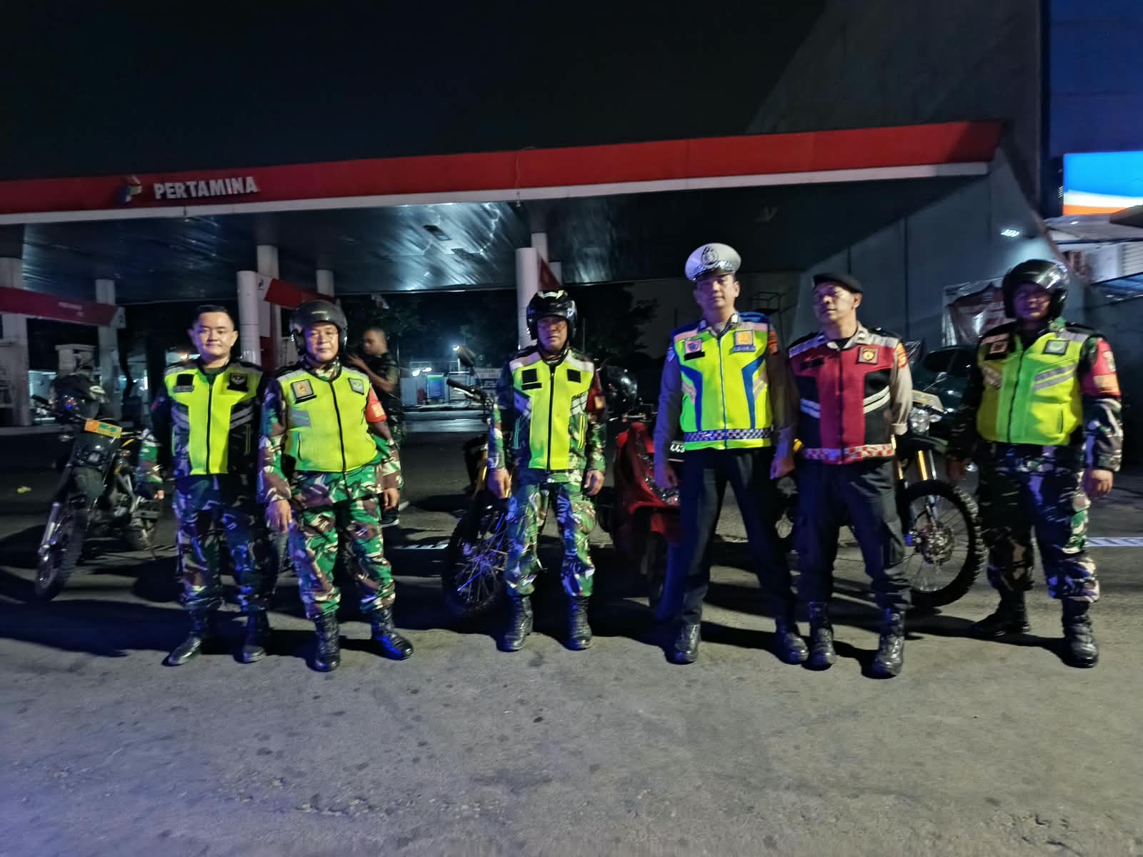 Patroli Sinergis Jaga Kamtibmas, Koramil 02/Pondok Gede Bersama Polri dan Linmas Ciptakan Rasa Aman di Wilayah
