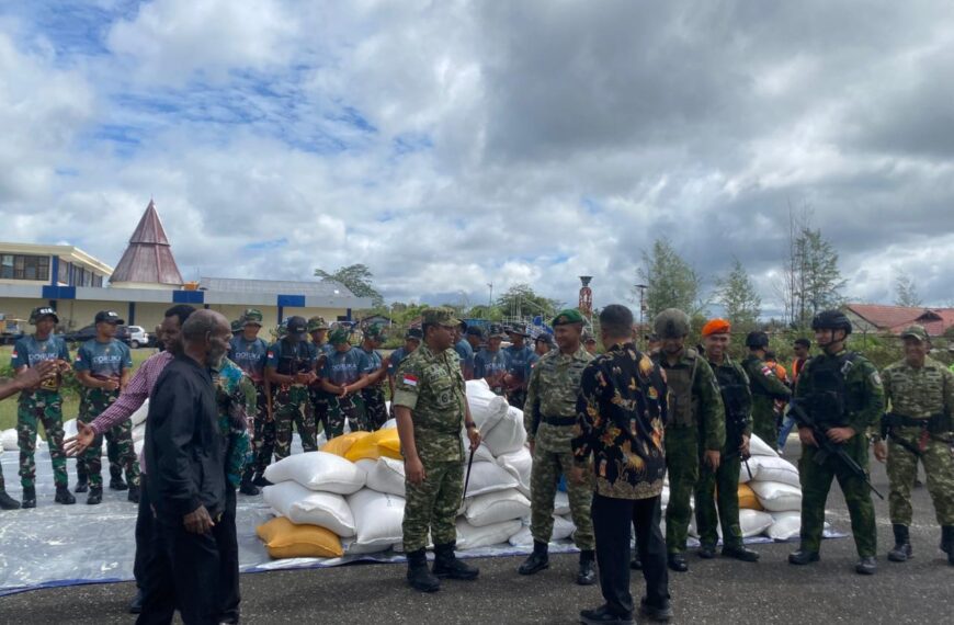 Pasokan Beras ASN Tiba di Yahukimo, Diangkut Hercules C-130 TNI&hellip;