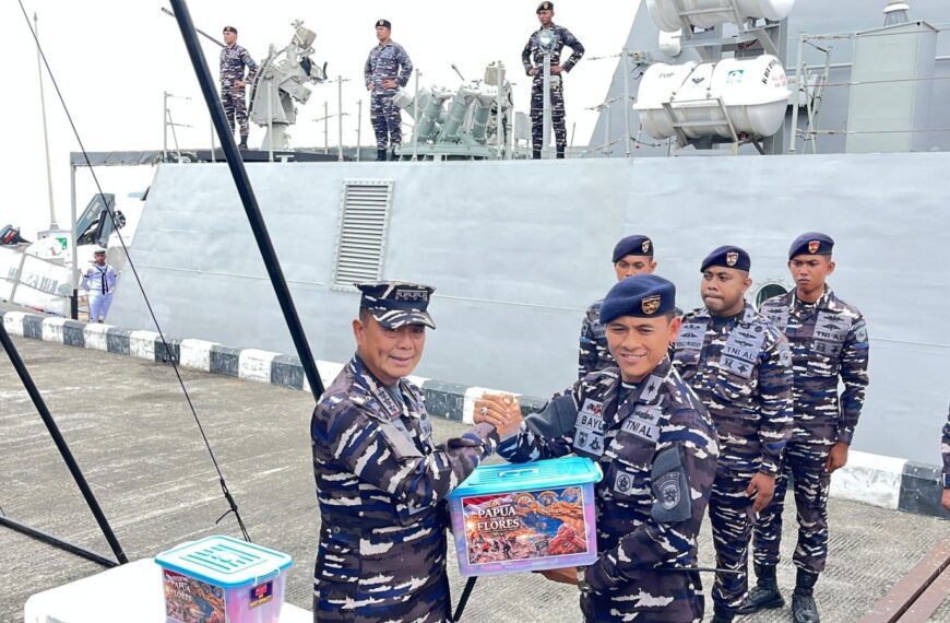 KRI Bawal-875 Salurkan Bantuan Kemanusiaan Bagi Korban Gempa NTT dan…