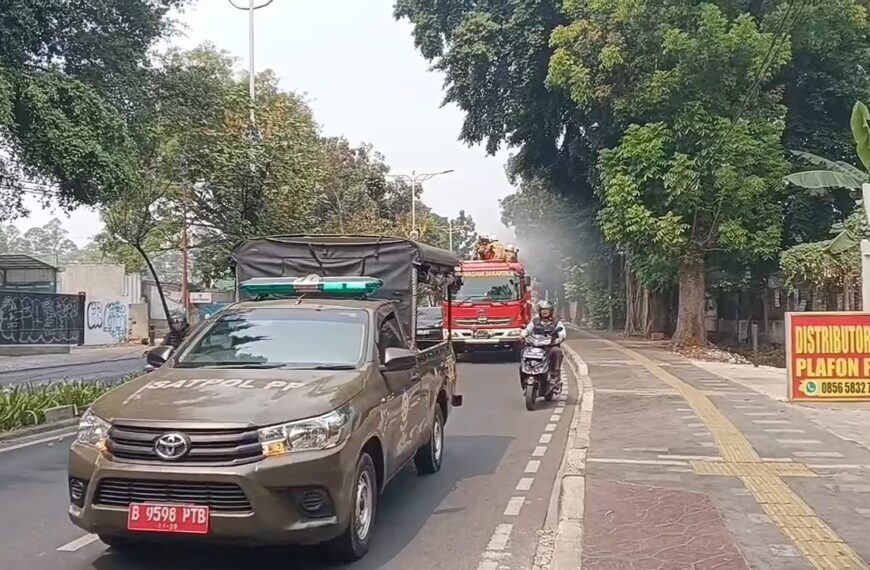 Abu Vulkanik Krakatau Terpantau di Jakarta Timur,&hellip;