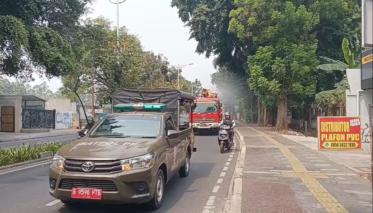 Abu Vulkanik Krakatau Terpantau di Jakarta Timur, Damkar Kerahkan 4.000 Liter Air untuk Penyemprotan