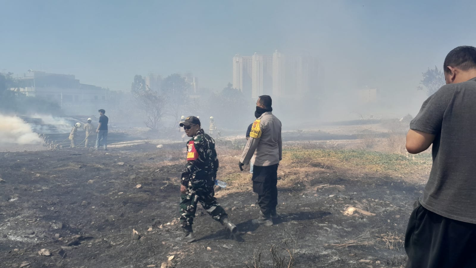Kodim 0502/JU Kerahkan Personel dan Water Tank Bantu Padamkan Kebakaran Lahan Alang-Alang di Belakang ITC Mangga Dua