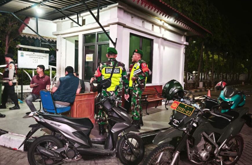 Patroli Malam Bersama, Koramil 03/Teluk Pucung Pastikan Keamanan Lingkungan Tetap…