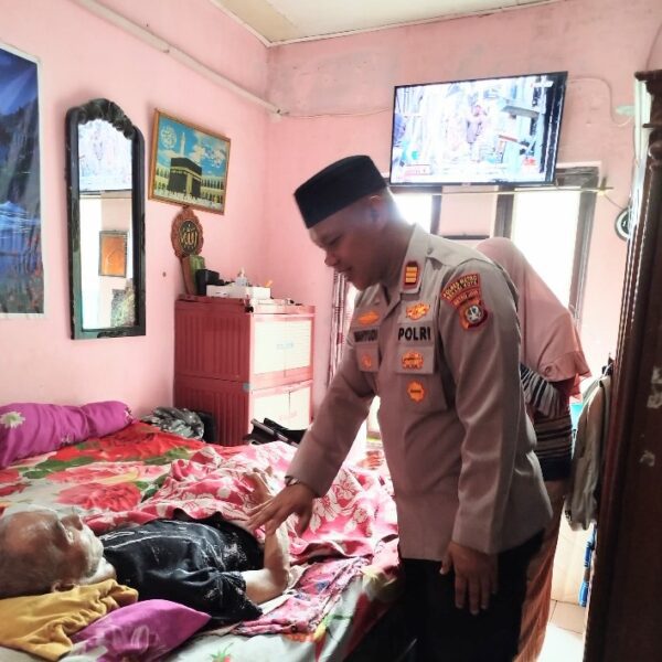 Empati dan Peduli Kapolsek Pondok Gede Menjenguk Anggota&hellip;