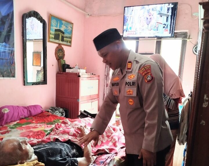 Empati dan Peduli Kapolsek Pondok Gede Menjenguk Anggota yang Sakit&hellip;