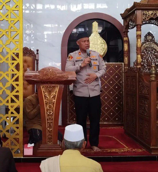 Jaga Jakarta On The Spot, Kapolsek Pondok Gede Sampaikan Pesan Kamtibmas Sebelum Sholat Jumat di Jatiwaringin