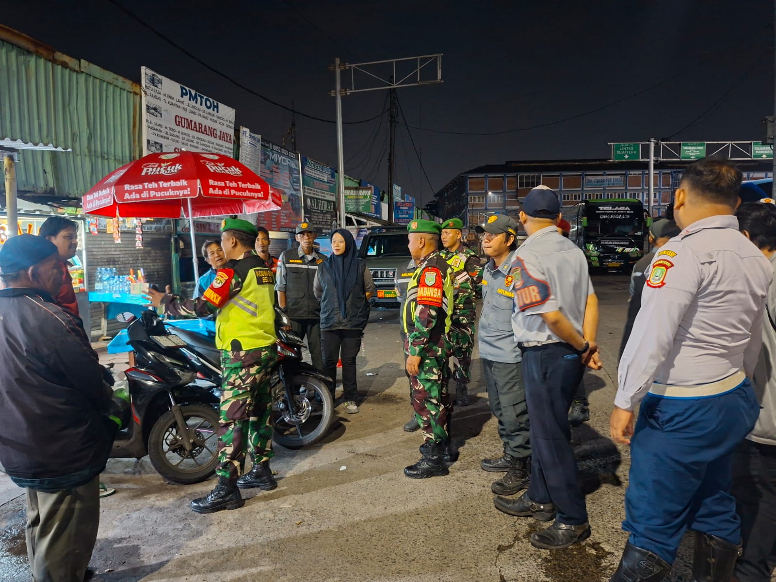 Patroli Malam Gabungan, Koramil 03/Teluk Pucung Pastikan Keamanan Wilayah Tetap Terjaga