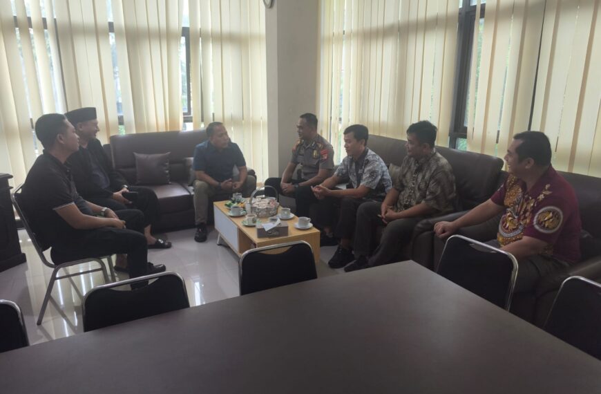 Polisi Bersama Masyarakat, Kapolsek Bekasi Barat Kunjungi Camat, Perkuat Sinergitas&hellip;