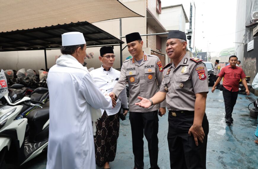 Polisi Hadir di Tengah Umat, Kapolres Metro Bekasi…