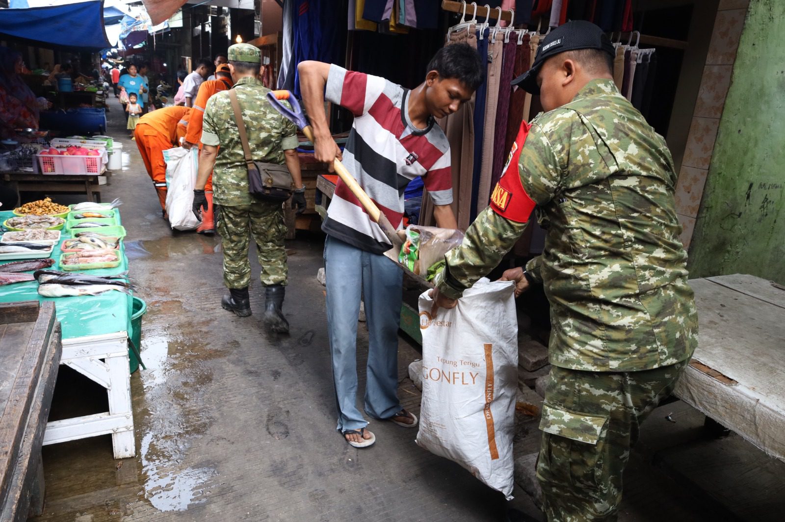 Kodim 0502/JU Gelar Karya Bakti Bedah Rumah dan Bersihkan Pasar Sungai Bambu