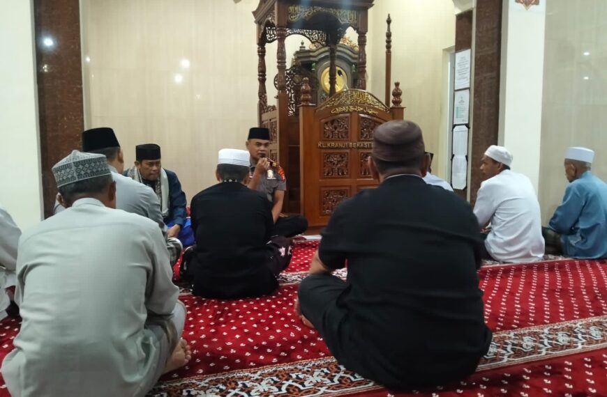 Polisi Bersama Masyarakat, Kapolsek Bekasi Barat Sholat Subuh&hellip;