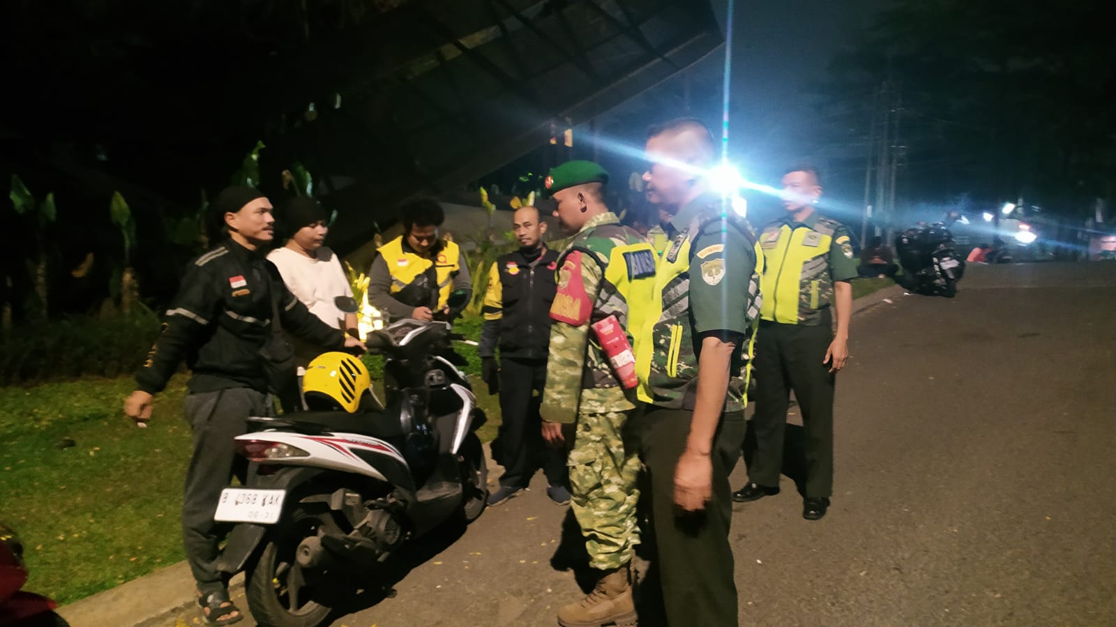 Giat Patroli Malam, Peran Mitra Jaya dan Koramil 05/Bantar Gebang Dalam Menjaga Kamtibmas di Wilayah Binaan