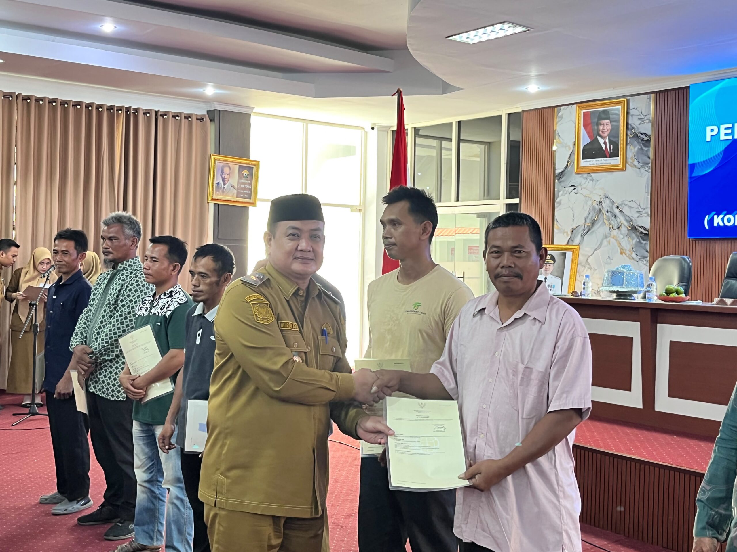 Sinergi Kementrans dan DPR RI Wujudkan Kesejahteraan di Kolaka: Serahkan 40 SHM dan Kucurkan Rp3 Miliar untuk Infrastruktur Kawasan Transmigrasi Anawua