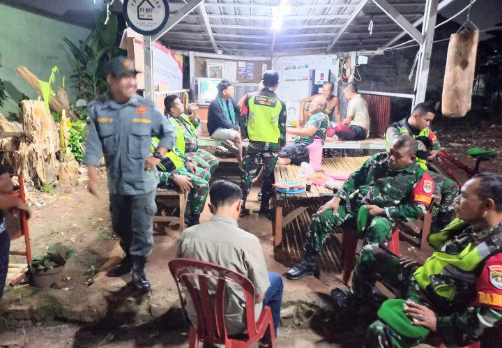 Antisipasi Kejahatan, Koramil 04/Jati Asih Bersama Linmas Pantau Kamtibmas Malam Hari