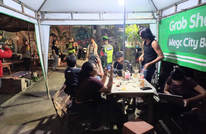 Malam Hari Tetap Siaga, Koramil 04/Jati Asih Bersinergi Amankan Wilayah Binaan Bersama Linmas dan Kepolisian