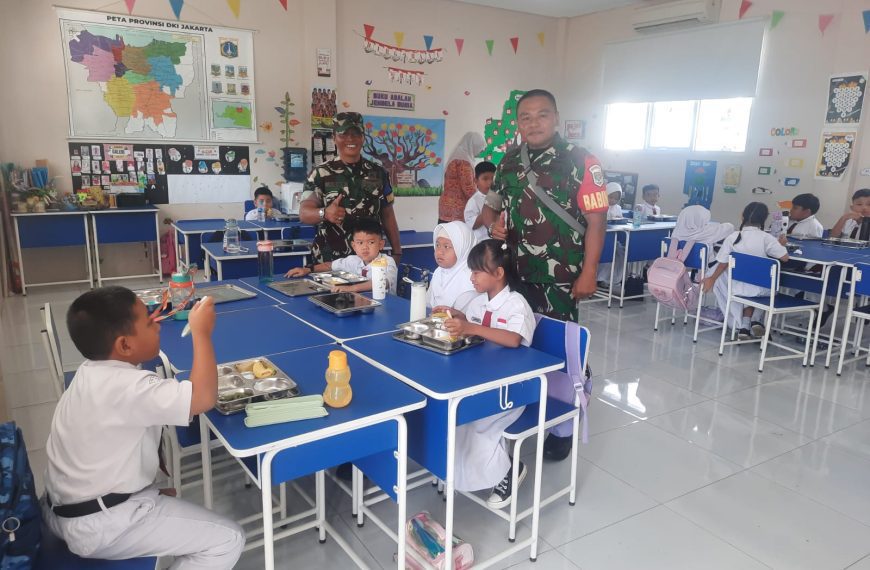 Babinsa Halim Perdanakusuma bersama BGN mendistribusikan paket MBG