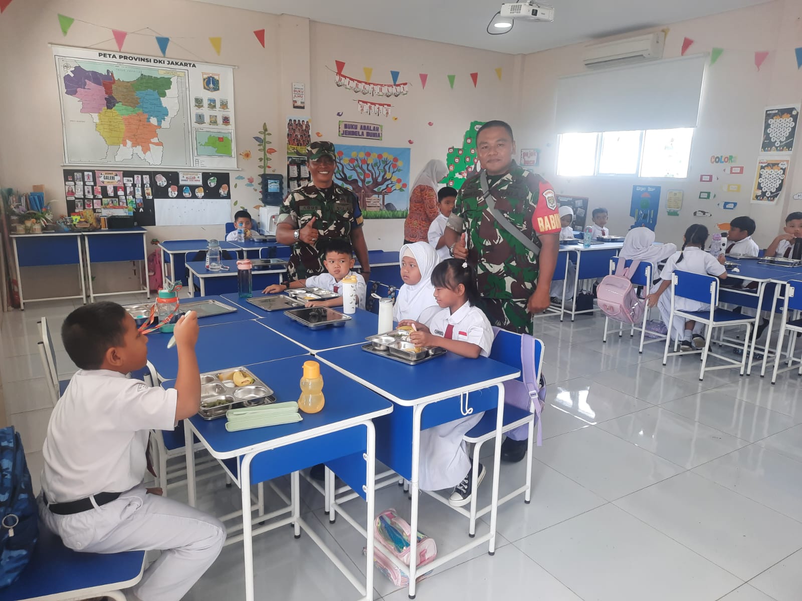 Babinsa Halim Perdanakusuma bersama BGN mendistribusikan paket MBG