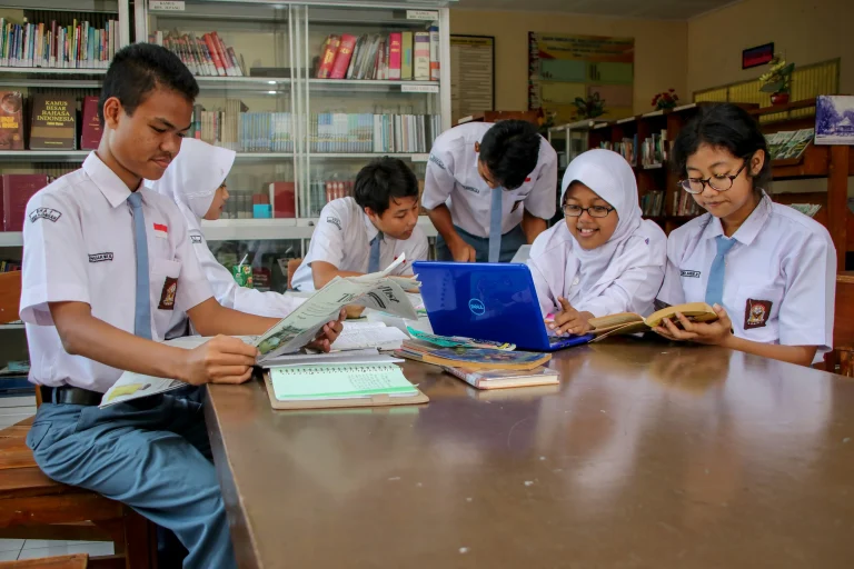 Seorang siswa Indonesia sedang belajar