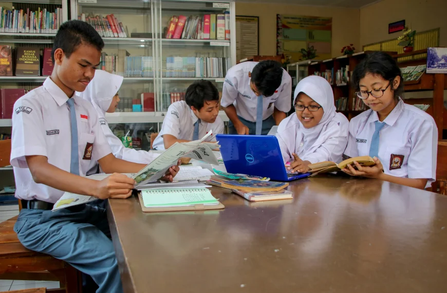 Seorang siswa Indonesia sedang belajar