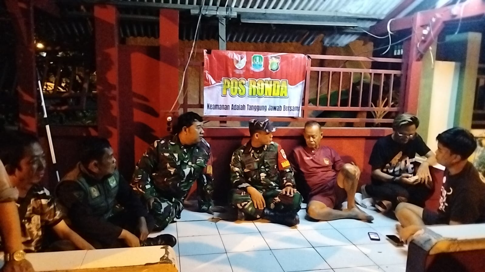 Maung TNI Menyusuri Malam, Babinsa Koramil 01/Kranji Bersama Komduk Kawal Siskamling Warga Cegah Gangguan Kamtibmas
